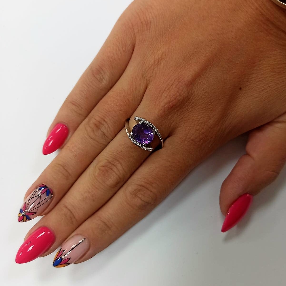 Złoty pierścionek z ametystem i brylantami 0,16 ct - obrazek 2