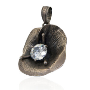 Okazały srebrny wisiorek kwiat z cyrkonią